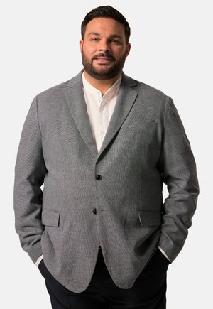 Grau kariertes Blazer mit Reverskragen, zwei vorderen Taschen und schwarzen Knöpfen, getragen über einem weißen Hemd. Maßgeschneiderte Passform wird gezeigt.