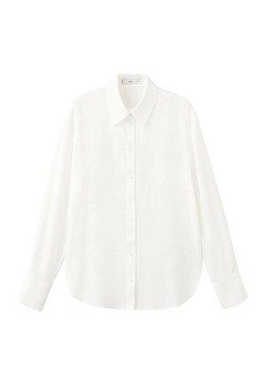 Cămașă albă cu mâneci lungi, nasturi și guler ascuțit, prezentată pe un fundal alb.