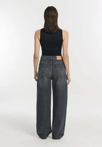 Hoge taille, wijde spijkerbroek in donkergrijze denim. Voorzien van een klassieke vijf-pocketontwerp en een tanleren label op de achterkant van de tailleband.