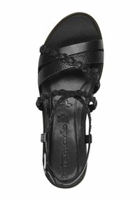 Sandalía negra con tiras texturizadas y detalles trenzados, diseñada con suelas planas y una hebilla ajustable para un mejor ajuste y comodidad.