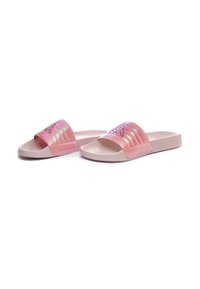 Roze slide sandalen met een glanzende, geribbelde textuur. Heeft een afgeronde vorm en een contrasterende lichtbruine zool. Geëmbosseerd logo detail op de strap.