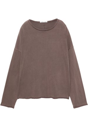 Camicia marrone a maniche lunghe realizzata in tessuto morbido, con scollo rotondo e vestibilità ampia, caratterizzata da cuciture evidenziate e orlo grezzo.