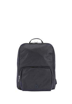Sac à dos en nylon noir avec une forme arrondie, doté d'une poche zippée à l'avant et d'un logo en relief. Texture lisse et design minimaliste.