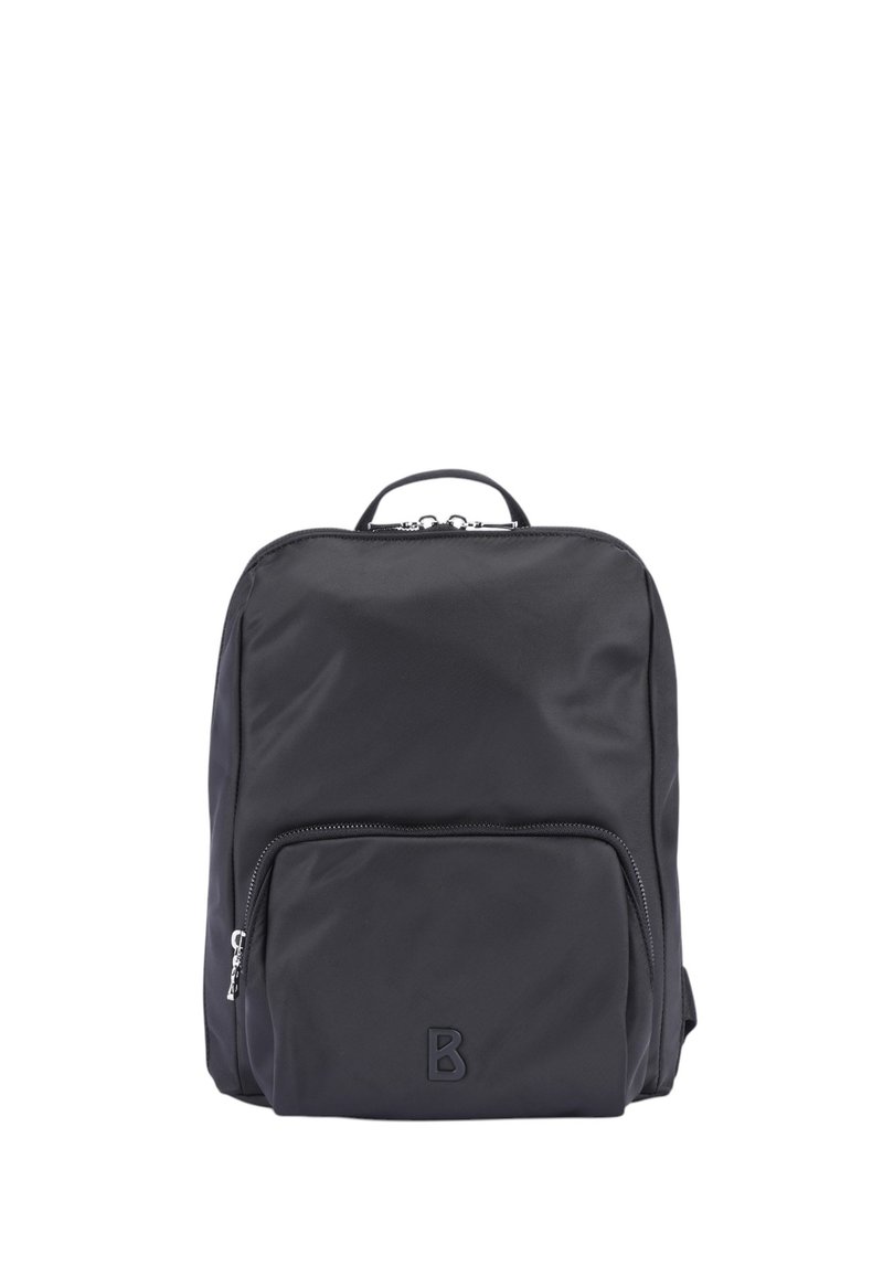Mochila negra de nylon con forma redondeada, que cuenta con un bolsillo frontal con cremallera y un logo en relieve. Textura suave y diseño minimalista.