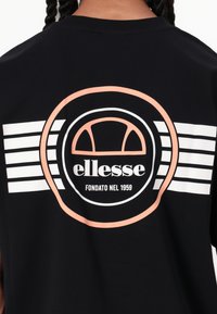 Ellesse DUOMO TEE - Apdrukāts T-krekls - black