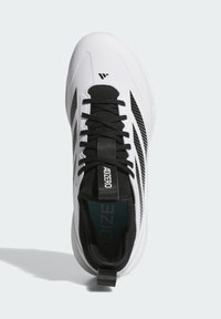 Baskets blanches de sport avec des accents noirs, tige en mesh, rayures distinctives et une languette de traction, avec la marque "ADIZERO" affichée en évidence.