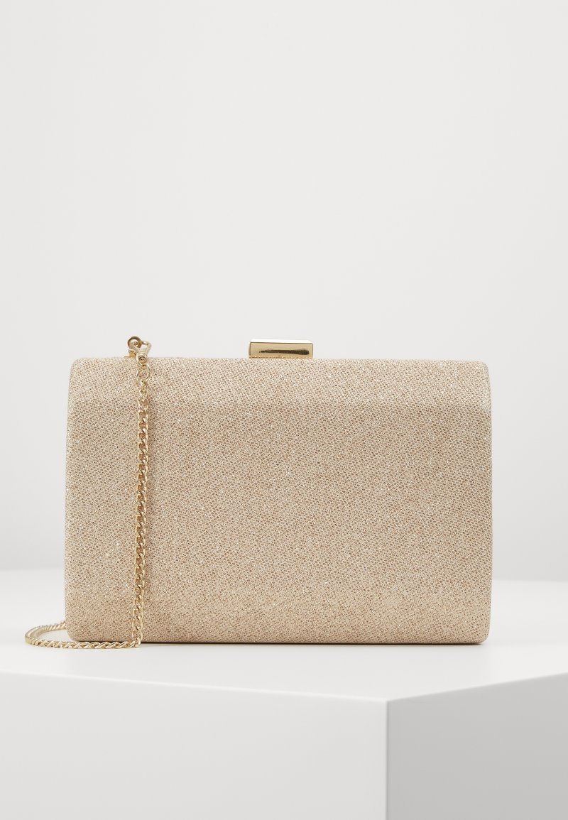 Obdélníková psaníčko v barvě zlata s texturovanou látkou, s řetízkovým popruhem a zapínáním na sponu. Barva: světle béžová s jemným leskem.