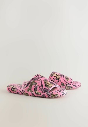 Rosa Hausschuhe mit Leoparden- und abstraktem Muster. Weiches Material mit offenem Zehenbereich und gepolsterter Sohle.