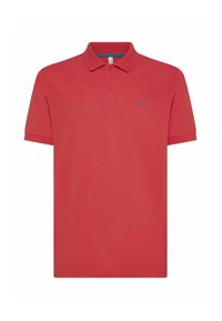 Polo rosso in cotone, con colletto, maniche corte e un piccolo logo blu sul lato sinistro.
