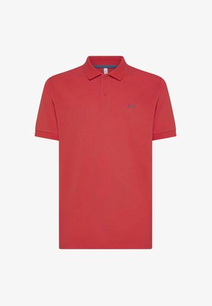 Polo rosso in cotone, con colletto, maniche corte e un piccolo logo blu sul lato sinistro.