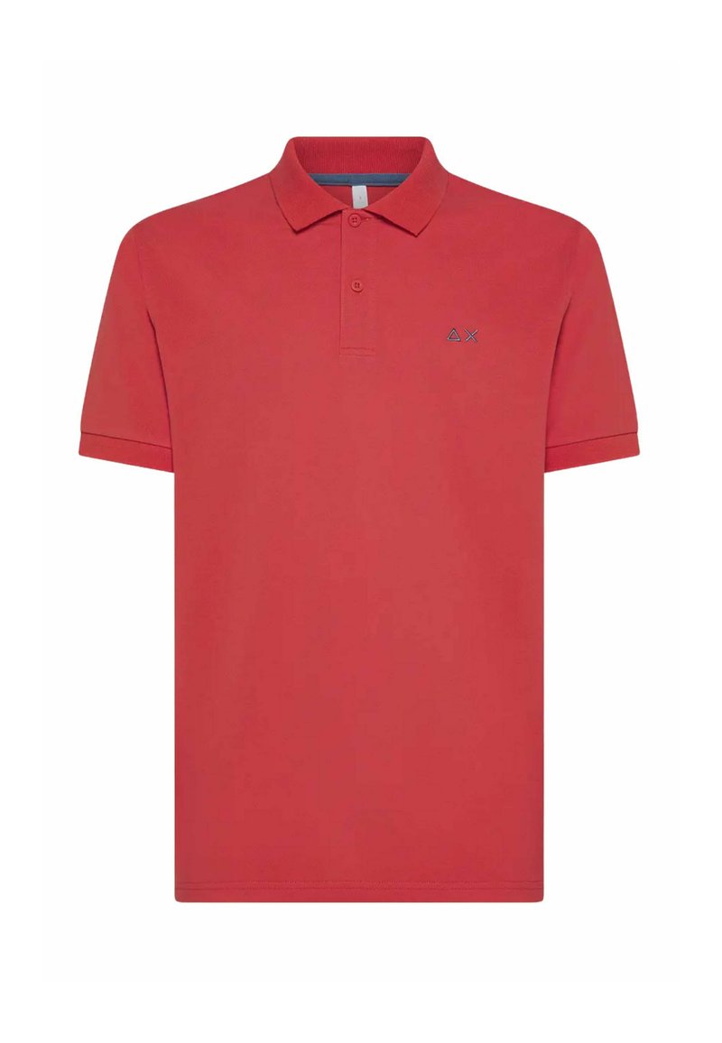 Polo rosso in cotone, con colletto, maniche corte e un piccolo logo blu sul lato sinistro.