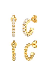 Fire par goldøreringe: en med hvide perler, en med snoet design, en med buet form og en med poleret finish.