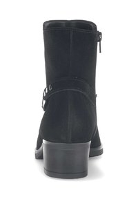 Zwarte suede enkelboot met een ronde neus, zijrits en een decoratieve band met metalen accenten. Chunky hak. Soepele textuur.