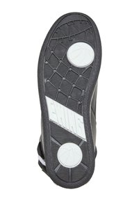 Semelle de chaussure de sport noire avec un motif en caoutchouc texturé, un accent circulaire blanc avec un design de basket-ball et une marque Ewing en blanc.