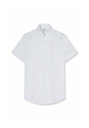Wit overhemd met korte mouwen en knopen, met dunne verticale blauwe strepen en een klassieke kraag, plat gelegd op een witte achtergrond.