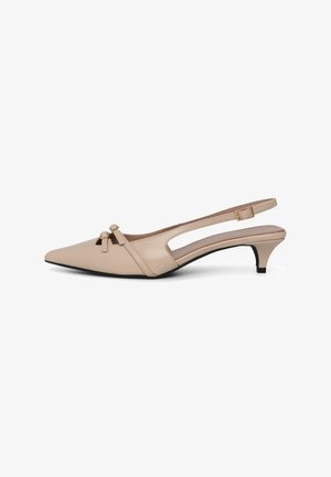 Beige Slingback-Schuh mit spitzem Zehenbereich und niedrigem Absatz, der seitliche Ausschnitte und dekorative Schleifen auf der Vorderseite aufweist, aus glattem synthetischen Material gefertigt.