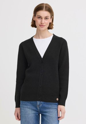 Cardigan noir en tissu doux, avec un col en V, des manches longues et six boutons sur le devant. Petit patch logo sur le côté inférieur.