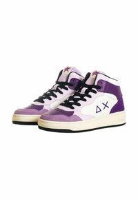 Sneakers alta in viola e bianco, realizzati in suede e pelle, con lacci neri, un logo e una suola di gomma testurizzata.