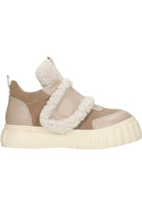 Basket platine beige avec une sangle en fausse fourrure texturée, des superpositions en cuir lisse et une semelle striée pour un amorti.