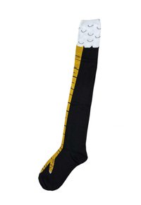 Zwarte kniekous met een geel tijgerstreepdesign en een witte teen, met een subtiel golfpatroon aan de bovenkant. Zacht gebreid katoen.