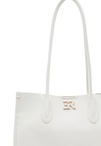 Borsa tote bianca realizzata in materiale liscio, con manici sottili e un logo dorato al centro. Design pulito e minimalista.