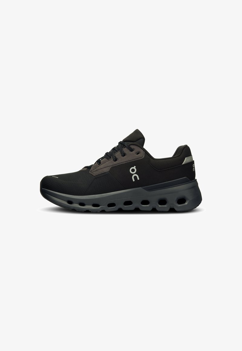 Pantofii sport negri au un exterior din plasă, șireturi, talpă căptușită cu gauri pentru flexibilitate și un logo subtil. Design modern și elegant.