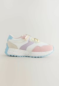 Mehrfarbige Sneaker in Weiß, Pink, Lavendel und Hellblau. Hergestellt aus glatten und weichen Materialien mit einer gesprenkelten Sohle. Verfügt über elastische Schnürsenkel.