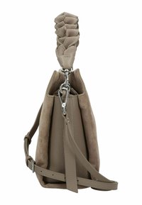 Sac en cuir et suède marron avec anse supérieure tressée, quincaillerie en argent et bandoulière réglable. Design à ouverture sur le dessus, finition texturée.