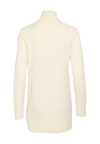 Stickad tröja i krämfärg med hög krage, långa ärmar, ribbade muddar och nederkant, med en slät textur och enkelt mönster.