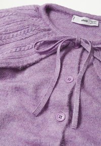 Cardigan tricoté lavande avec manches à torsades, boutons à l'avant et un nœud noué au col rond, étiquette MNG, taille petite.