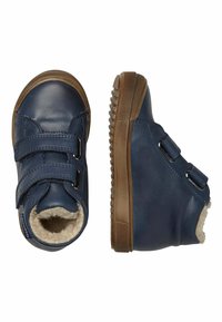 Blå läderankelstövlar med två justerbara kardborreband, mjukt foder och brun gummisula med texturerade greppmönster.