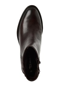 Bottine en cuir marron, à bout pointu, finition lisse, fermeture éclair sur le côté et coutures minimales le long de la semelle.
