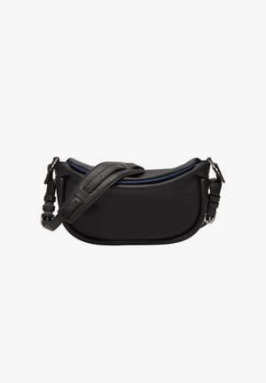 Czarna skórzana torebka typu crossbody o zakrzywionym kształcie, z regulowanym paskiem, srebrnymi elementami metalowymi oraz subtelnie wytłoczonym logo z przodu.