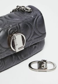 Borsa a mano in pelle grigia scura con motivo logo impresso, accessori in argento, tracolla a catena e un distintivo dettaglio con chiusura circolare.