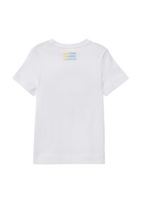 Witte katoenen T-shirt met korte mouwen. De achterkant heeft multikleurige tekst: "BRULLENDE MOTORREN, STOF, PLEZIER." Gladde textuur, normale pasvorm.