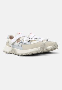 Zapatillas ligeras con un diseño en beige y azul claro, materiales de malla y ante, correas de nailon y suelas de goma resistentes.