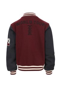 Bordeaux en marine varsityjack met geribbelde kraag en manchetten. "WORLD TOUR" en stadnamen geborduurd op de achterkant. Bevat patches op de mouwen.