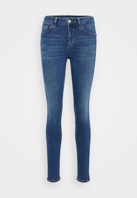 Jeans ajustados en denim azul oscuro, con cinco bolsillos, cremallera y cierre de botón. Textura suave con detalles de desgaste mínimos.