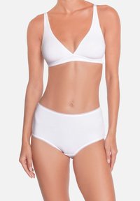 Soutien-gorge en coton blanc avec un design en V et des bretelles ajustables, associé à une paire de culottes taille haute blanches assorties, toutes deux présentant une texture lisse.