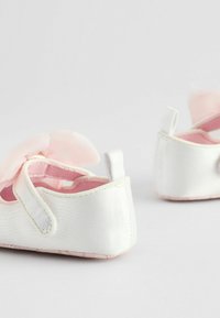Baker by Ted Baker REGULAR FIT - Batukai kūdikiams - white pink