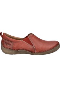 Chaussure slip-on en cuir rouge avec des panneaux élastiques sur les côtés, des coutures décoratives et une semelle en caoutchouc texturé. Nom de la marque embossé sur le côté.