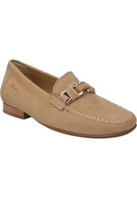 Suède loafers in tan met een lage houten hak; heeft decoratieve gouden hardware en stiksel langs de neus en zijkant.
