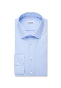 Lyseblå herreskjorte med spredt krave og manchetter med knapper, pænt foldet med tre synlige hvide knapper ned foran.