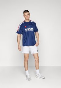 adidas Sportswear HOUSE OF TIRO NATIONS PACK - Apdrukāts T-krekls - team navy blue/white/better scarlet
