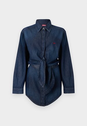 Tumši zils džinsu krekls ar garām piedurknēm, apkakli, aizmugurēju pogu aizdari, jostas saiti viduklī un mazu sarkanu Diesel logotipu uz krūtīm.