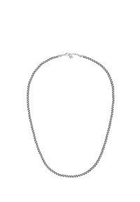 Collana in metallo color argento con una design intrecciato, dalla texture liscia e un piccolo cartellino vicino alla chiusura.