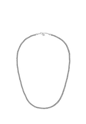 Collana in metallo color argento con una design intrecciato, dalla texture liscia e un piccolo cartellino vicino alla chiusura.