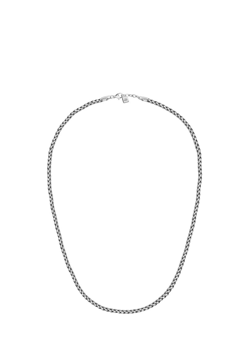 Collana in metallo color argento con una design intrecciato, dalla texture liscia e un piccolo cartellino vicino alla chiusura.