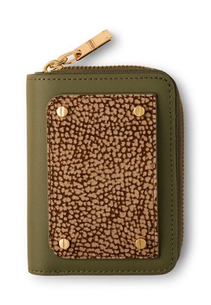 Petit portefeuille vert olive avec un patch marron texturé, maintenu par quatre clous dorés et une tirette dorée.