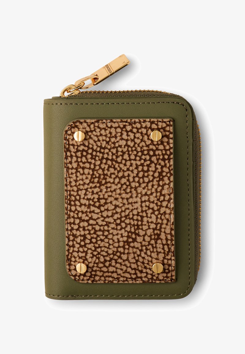 Kompakte olivgrüne Geldbörse mit strukturiertem braunen Patch, gesichert durch vier goldene Nieten und einem goldenen Reißverschlussgriff.